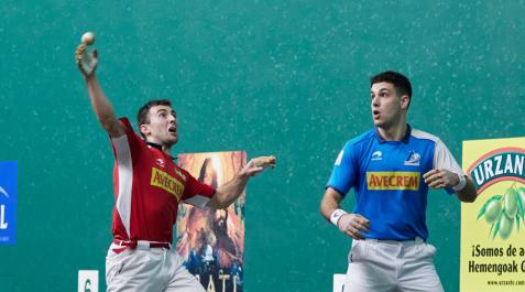 Joanes Bakaikoa defiende de aire una pelota durante la eliminatoria que disputó ayer en el frontón Labrit.
