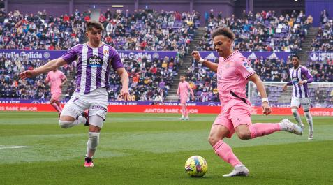 Iván Fresneda Martin Braithwhite El defensa del Real Valladolid Iván Fresneda intenta detener el avance del delantero del Espanyol Martin Braithwhite