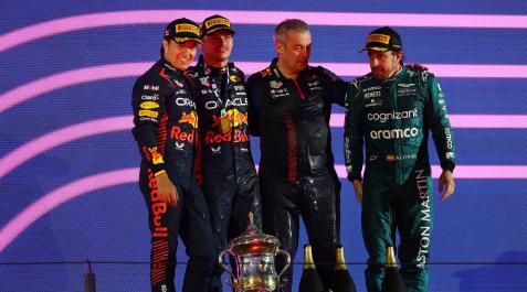 Max Verstappen celebra en el podio después de ganar el Gran Premio de Baréin junto a Sergio Pérez, de Red Bull, segundo clasificado, y Fernando Alonso, de Aston Martin, tercero. Max Verstappen celebra en el podio después de ganar el Gran Premio de Baréin junto a Sergio Pérez, de Red Bull, segundo clasificado, y Fernando Alonso, de Aston Martin, tercero.