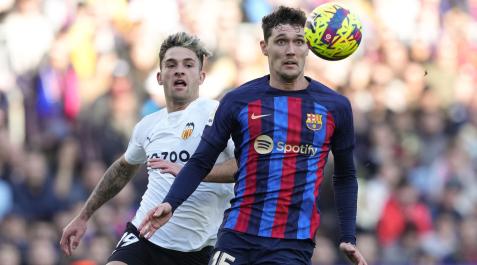 El defensa danés del Barcelona Andreas Christensen (d) pelea un balón con el delantero del Valencia Hugo Duro durante el partido de LaLiga entre Barcelona y Valencia