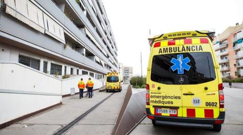 ambulancia-tarragona El accidente en el que han fallecido tres menores se ha producido en la carretera TV-3022 en El Perelló