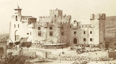 Castillo de Javier, c. 1893, antes de la construcción de la nueva basílica. La antigua santa capilla presenta la espadaña añadida en 1890 y la puerta neogótica de 1892 Castillo de Javier, c. 1893, antes de la construcción de la nueva basílica. La antigua santa capilla presenta la espadaña añadida en 1890 y la puerta neogótica de 1892