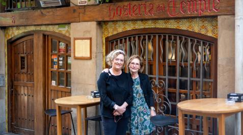 hosteria del temple Maite y Clara Fernández Santacruz, en el exterior de la Hostería del Temple, en la calle Curia