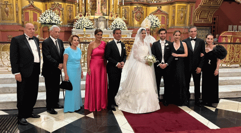 Boda de la nieta de Mario Vargas Llosa Foto de familia tras el enlace