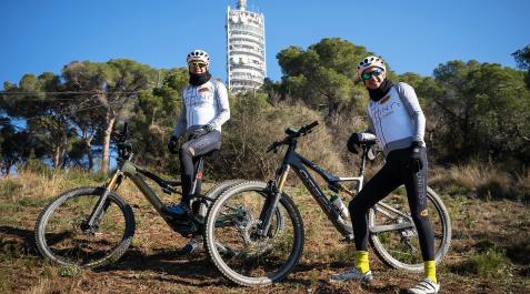 HnosTorres Los cocineros 'Hermanos Torres' uniformados y con sus bicicletas de montaña.
NEKO COM
03/03/2023