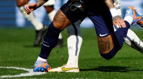 Neymar Momento en el que el tobillo derecho de Neymar sfre el último esguince, eñl `pasado mes de febrero, en un choque del PSG contra el Lille.
