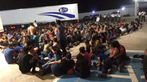 migrantes-mexico Los migrantes encontrados abandonados en el remolque de un camión por las autoridades mexicanas en Veracruz