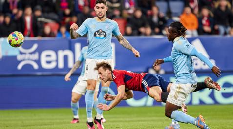 Remate de Pablo Ibáñez al que ha respondido Iván Villar con una gran parada en el minuto 89 Osasuna-Celta