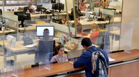 Empleados públicos Empleados públicos atendiendo a los usuarios en una oficina de la Administración.