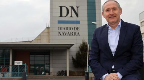 José Manuel Erro Miranda delante del edificio que alberga la rotativa de Diario de Navarra en Cordovilla Suplemento 120 aniversario