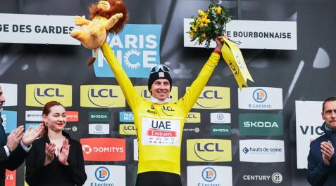 Pogacar Tdej Pogacar en la meta y con el maillot amarillo tras imponerse en la cuarta etapa de la París-Niza.