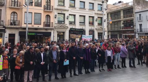 Badalona Concentración ante el Ayuntamiento de Badalona contra la violación grupal a una niña de 11 años por cinco menores