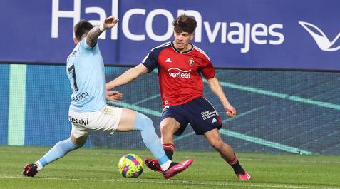 Ez Abde contra el Celta Ez Abde regatea a Carles Pérez en el partido del pasado lunes por la noche en El Sadar.