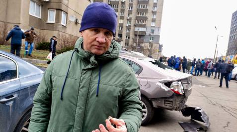 Iurii Kalitinskyi muestra un fragmento del artefacto que cayó en su barrio tras el bombardeo Iurii Kalitinskyi muestra un fragmento del artefacto que cayó en su barrio tras el bombardeo