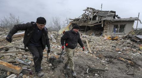 Lviv Los lugareños rescatan artículos después de que dos cohetes impactaran en edificios privados en el distrito de Zolochiv, cerca de la ciudad de Lviv, en el oeste de Ucrania