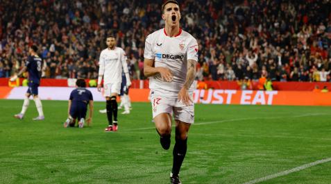 Erik Lamela celebra el segundo gol del Sevilla ante el Fenerbahçe