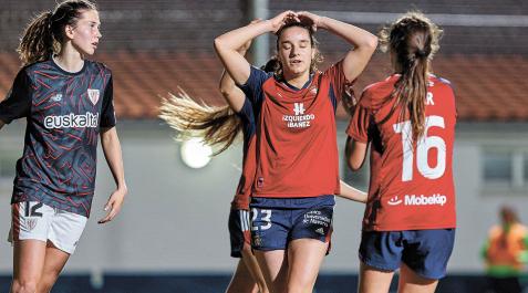 Maite Valero, centrocampista de Osasuna, se lamenta en una de las ocasiones que tuvo para batir a la guardameta rojiblanca. La joven navarra fue la jugadora más destacada del conjunto rojillo