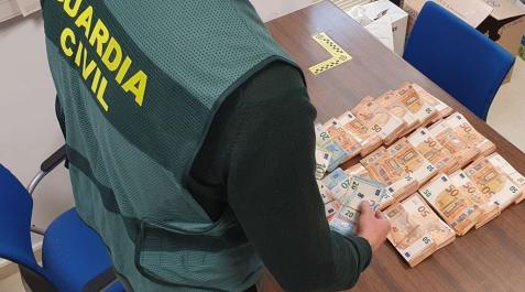 Detenidos dos matrimonios acusados de robar a punta de pistola 263.000 euros a su vecina en Chilluévar Detenidos dos matrimonios acusados de robar a punta de pistola 263.000 euros a su vecina en Chilluévar