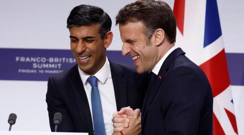 sunak-macron El primer ministro británico, Rishi Sunak, y el presidente francés, Emmanuel Macron, se abrazan tras la cumbre francobritánica que se ha celebrado en París