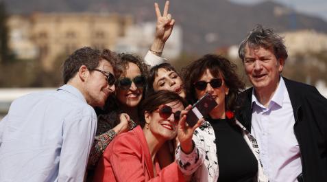 De izquierda a derecha: Víctor Clavijo, Daniela Fejerman, la mano de Emma Suárez haciendo la “V”, Elvira Lindo, Aura Garrido, Mariela Besuievsky y Gerardo Herrero, este viernes, en el Festival de Málaga De izquierda a derecha: Víctor Clavijo, Daniela Fejerman, la mano de Emma Suárez haciendo la “V”, Elvira Lindo, Aura Garrido, Mariela Besuievsky y Gerardo Herrero, este viernes, en el Festival de Málaga