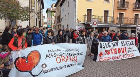 Las dos pancartas desplegadas en la concentración de este viernes por la tarde en Alsasua Las dos pancartas desplegadas en la concentración de este viernes por la tarde en Alsasua