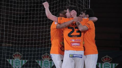 Los jugadores del Aspil-Jumpers celebran uno de los goles que les dio un valioso empate ante el Betis