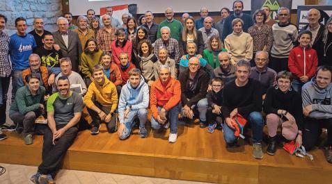 Foto de grupo con todos los premiados y galardonados en la fiesta del montañismo foral