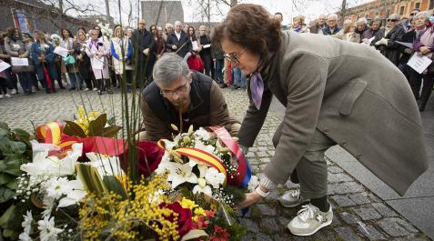 Anvite Pamplona Pilar Ollo, presidenta de la Asociación Navarra de Víctimas del Terrorismo de ETA, coloca un ramo durante el acto.