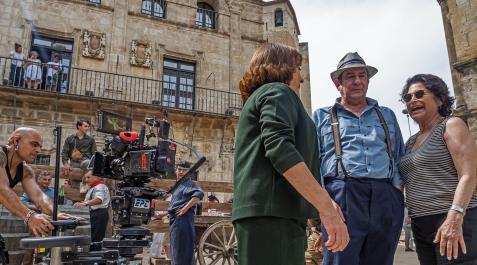 La directora Carol Polakoff (derecha) con Carmen Machi y Karra Elejalde en una pausa del rodaje de 'La voz del sol' en Estella La directora Carol Polakoff (derecha) con Carmen Machi y Karra Elejalde en una pausa del rodaje de 'La voz del sol' en Estella