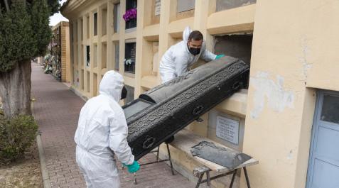Dos operarios sacan el ataúd en el que pensaban encontrar los restos de Gaztambide y hallaron los de una mujer. Dos operarios sacan el ataúd en el que pensaban encontrar los restos de Gaztambide y hallaron los de una mujer.