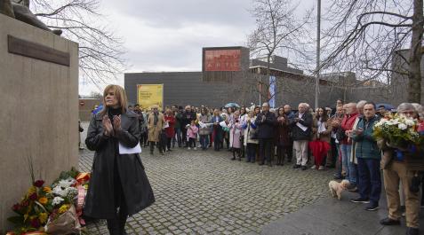 anvite La presidenta de Anvite, María Pilar Ollo Luri, se unió al aplauso colectivo tras la lectura de la declaración ante el Monumento a las Víctimas