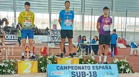 aritz Aritz Goñi, a la izda., con la medalla de plata en Salamanca. club gana
