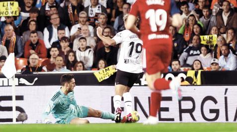 Sergio Herrera despeja el balón limpiamente en la jugada que supuso su expulsión antes de que entrara el VAR Valencia - Osasuna