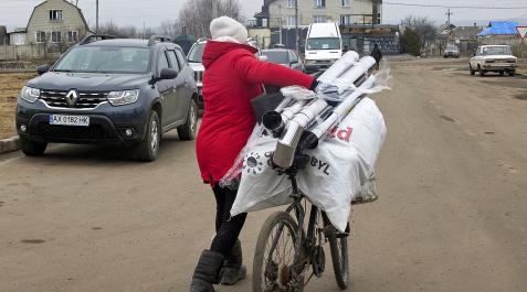 UcraniaCalor Una mujer transporta elementos de una calefacción repartidos entre la población para combatir el frío en la localidad ucraniana de Kharkiv.
