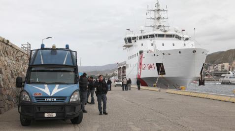 Calabria Imagen del barco de salvamento Diciotti anclado en el puerto de Reggio Calabria