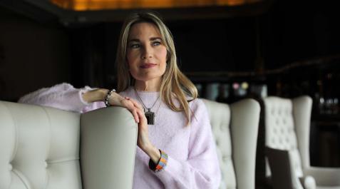 Mercedes Aranguren, directora del documental El camino de Nerea, posa en el piano bar del hotel 3 Reyes Mercedes Aranguren, directora del documental El camino de Nerea, posa en el piano bar del hotel 3 Reyes