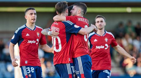 Los jugadores de Osasuna Promesas celebran el primer gol de Barbero, que significó el empate a 1