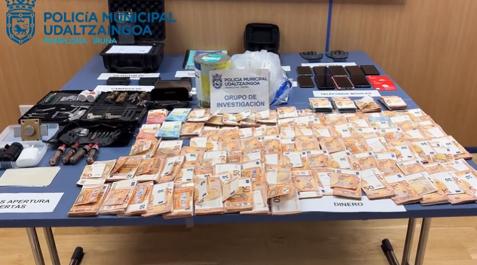 Dinero y material incautado por la Policía Municipal Dinero y material incautado por la Policía Municipal