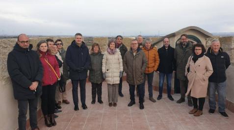 TORRE Autoridades y técnicos posan en la terraza del torreón restaurado del castillo de Cortes.