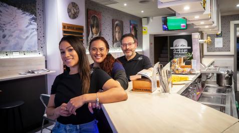 Bares de Burlada Kelly Tatiana, Marlene Peralta y Juan Rojo en El Bombín, con óleos de Carlos Villanueva.