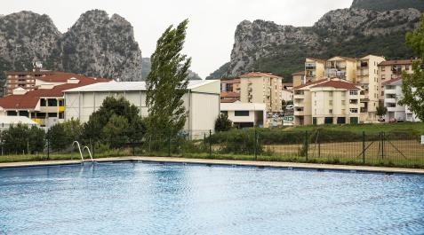 Piscinas de Irurtzun Imagen parcial la pileta de mayores dimensiones en el recinto de piscinas de Irurtzun.