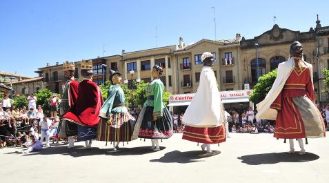Comparsa de Tafalla Los gigantes de Tafalla bailan en las últimas fiestas.