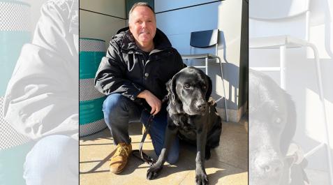 Pablo Segura El pamplonés Pablo Segura Torres, ciego total de 49 años, con su perro guía Bred.