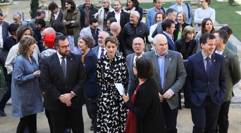 María Chivite EL GOBIERNO, EN PRECAMPAÑA. La presidenta María Chivite convocó a los medios de comunicación ayer a las 12 horas para dar a conocer el balance de la legislatura. El lugar elegido no fue la sala de prensa sino los jardines del Palacio de Navarra, donde se colocaron sillas para los periodistas y un atril frente a ellos con un micrófono desde el que intervino la presidenta. De pie, a su derecha, se situaron los miembros de su Ejecutivo y, a su izquierda, directores generales y jefes de gabinete. Luego se retiraron las sillas para que todos los cargos posaran para una foto.