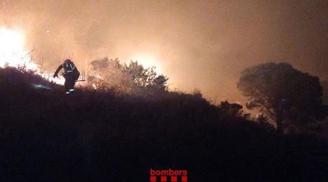 Un efectivo de Bombers de la Generalitat trabaja en la extinción de un incendio forestal en Selva del Camp (Tarragona) Un efectivo de Bombers de la Generalitat trabaja en la extinción de un incendio forestal en Selva del Camp (Tarragona)
