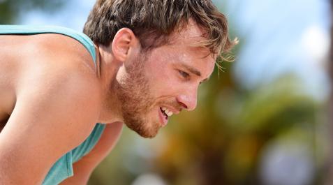ejercicio-fisico Un deportista se recupera tras realizar ejercicio físico