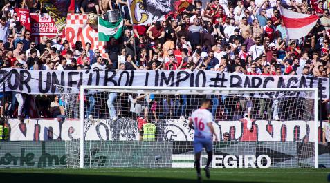 Negreira Pancarta en la grada del Sánchez Pizjuán con mensajes contra la corrupción arbitral durante el Sevilla-Almería.