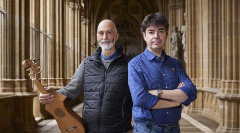 Enrique Galdeano y Mikel Zuza El músico Enrique Galdeano y el historiador Mikel Zuza, ayer en el claustro de la Catedral de Pamplona.