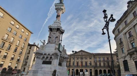 euske Sede del Gobierno de Navarra, con el monumento a los Fueros en primer plano.