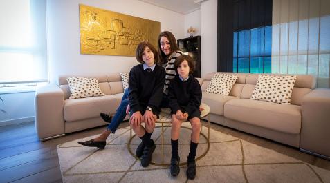 Altas Capacidades La valenciana Tere Molina Estruch, de 45 años, ayer por la tarde con sus dos hijos (Lucas y Marc, de 9 y 6 años) en su casa de Ripagaina. Los dos han sido identificados con altas capacidades.